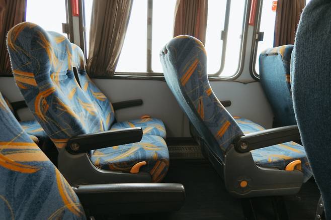 고속버스에서 한 승객에게 예약한 창가 자리를 비켜줬음에도 오히려 기분 나쁜 대우를 받았다는 사연에 누리꾼들이 분노했다./사진=게티이미지뱅크