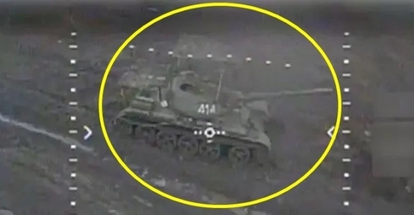 우크라이나군이 영상으로 공개한 드론으로 파괴한 러시아의 T-55 탱크 모습.