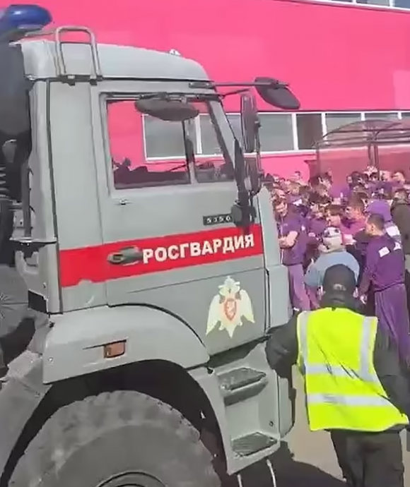 27일(현지시간) 러시아의 대형 전자상거래 업체의 창고 앞에서 러시아 경찰이 대형 트럭을 몰고 와 불법 이민자를 색출하는 작업을 실시했다.
