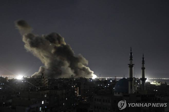 이스라엘군의 폭격으로 연기가 치솟는 가자지구 남부 라파 지역 [AFP 연합뉴스자료사진. 재판매 및 DB 금지]