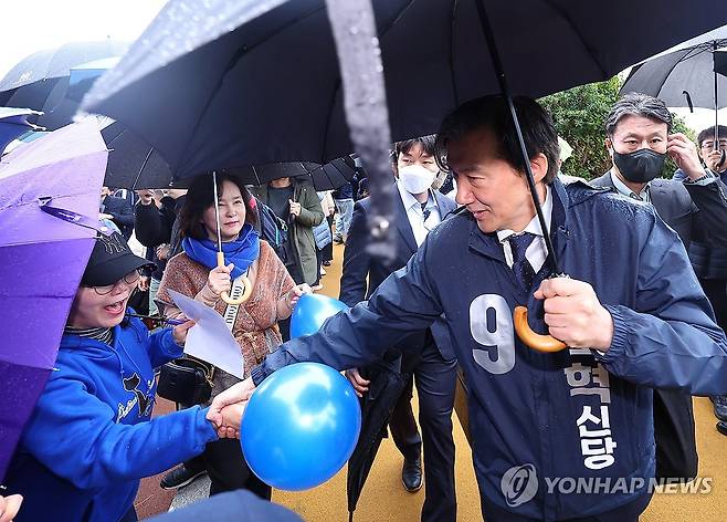 빗속 부산서 출정식 연 조국 대표 (부산=연합뉴스) 손형주 기자 = 조국 조국혁신당 대표가 28일 오전 부산 해운대구 동백섬에서 조국혁신당 22대 총선 출정식을 마친 뒤 지지자와 인사하고 있다. 2024.3.28 handbrother@yna.co.kr