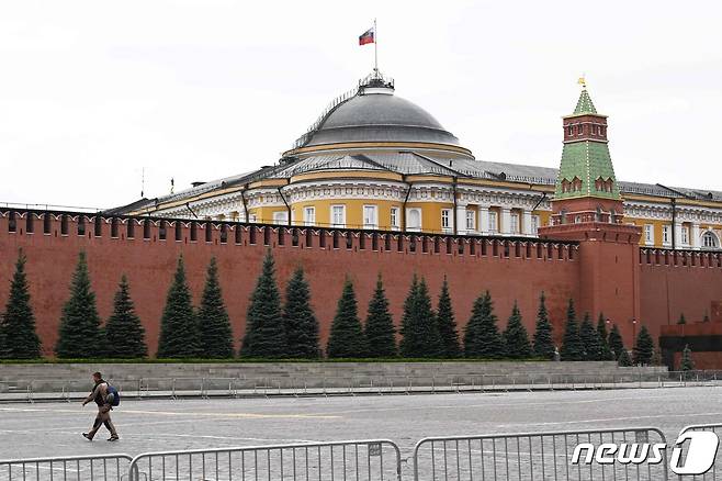 러시아 모스크바의 크렘린 대통령궁 전경. 지붕 위 러시아 국기가 펄럭이고 있다. 2023.06.24/ ⓒ AFP=뉴스1 ⓒ News1 권진영 기자