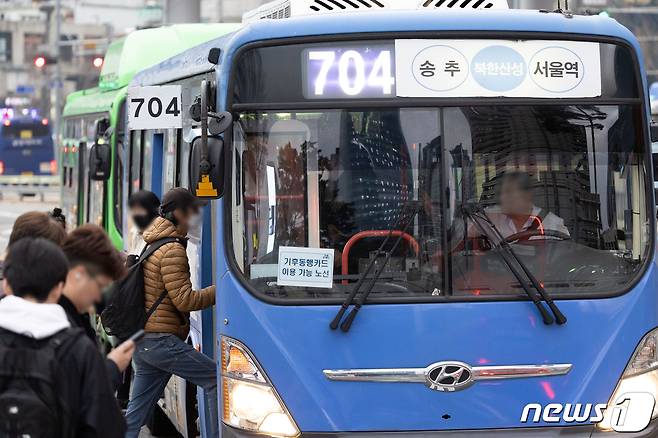 총파업에 나섰던 서울 시내버스가 노사간 극적 타결로 파업을 철회한 28일 오후 서울시 용산구 서울역 버스환승센터에서 퇴근길 시민들 버스를 기다리고 있다. 2024.3.28/뉴스1 ⓒ News1 이재명 기자