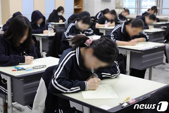 2025학년도 대학수학능력시험 대비 3월 전국연합학력평가가 시행된 28일 서울 강남구 개포고등학교에서 3학년 학생들이 답안지를 작성하고 있다./뉴스1 ⓒ News1 사진공동취재단