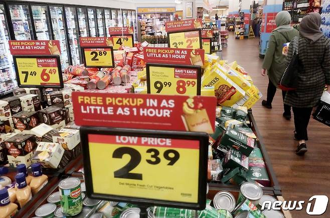 13일(현지시간) 미국 캘리포니아주(州) 로스앤젤레스의 한 슈퍼마켓에 상품이 진열돼 있다.  23.02.13 ⓒ AFP=뉴스1 ⓒ News1 김예슬 기자