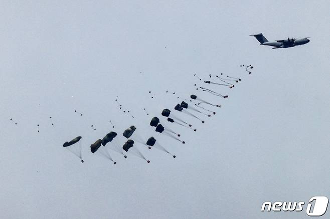 가자지구 남부에서 27일(현지시간) 군용기가 낙하산에 매단 구호품을 투하하고 있다. 2024.3.27. ⓒ AFP=뉴스1 ⓒ News1 김성식 기자