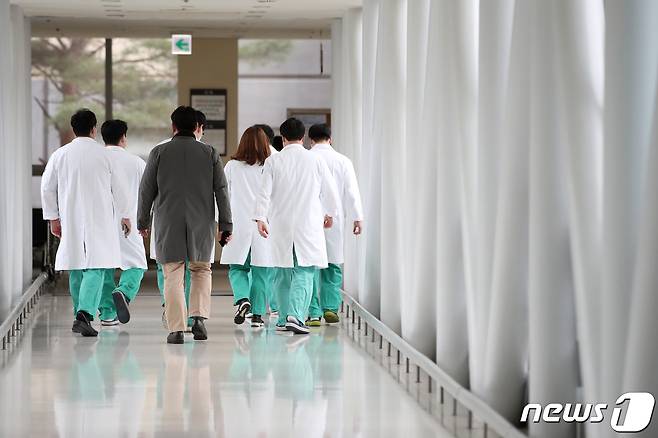 의료대란이 장기화되고 있는 가운데 지난 28일 서울의 한 대학병원에서 의료진이 이동하고 있다. 2024.3.28/뉴스1 ⓒ News1 이승배 기자