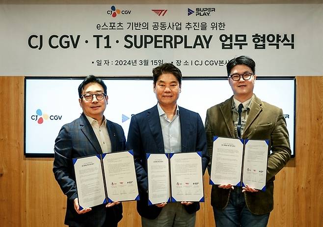 슈퍼플레이 이관우 대표, CJ CGV 허민회 대표, T1 안웅기 COO(왼쪽부터).