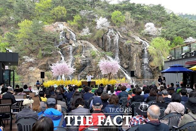 따뜻한 봄의 시작을 알리는 벚꽃축제가 서울 곳곳에서 펼쳐진다. 서대문구 봄빛축제 '봄빛 서대문에서 만나 봄'. /서대문구