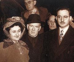 원폭 기밀을 소련에 제공했다는 이유로 1950년 체포된 줄리어스 로젠버그(가장 오른쪽), 에델 로젠버그(가장 왼쪽) 부부./조선DB