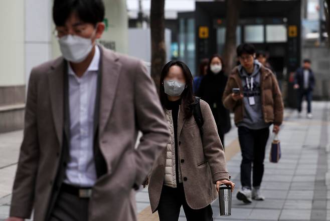전국 대부분의 지역에 황사와 미세먼지의 영향으로 대기질이 나쁜 가운데 29일 서울  중구 서울시청 인근에서 마스크를 쓴 시민들이 이동하고 있다./뉴시스