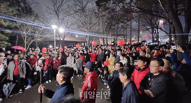 28일 저녁 인천 계양구 임학사거리에서 열린 원희룡 국민의힘 인천 계양을 후보 출정식에서 지지자들이 원 후보의 발언을 듣고 있다. ⓒ데일리안 고수정 기자