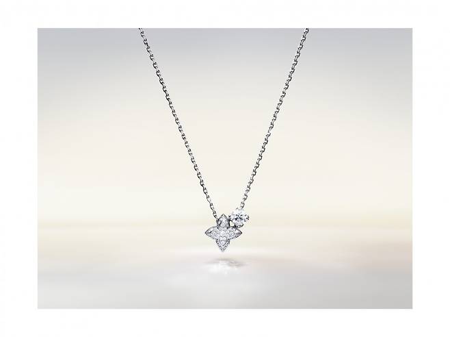 루이뷔통은 이번 다이아몬드 컬렉션을 통해 브릴리언트컷과 모노그램 플라워 다이아몬드 파베의 조화가 인상적인 ‘LV 다이아몬드 더블 펜던트’를 선보였다. 루이뷔통 제공