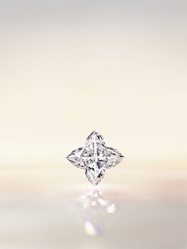 루이뷔통 LV모노그램 스타컷 다이아몬드는 1896년 조르주 루이뷔통이 처음 디자인한 별 모양의 모노그램 플라워를 담아 끝이 뾰족한 53개의 면으로 완성됐다. 루이뷔통 제공