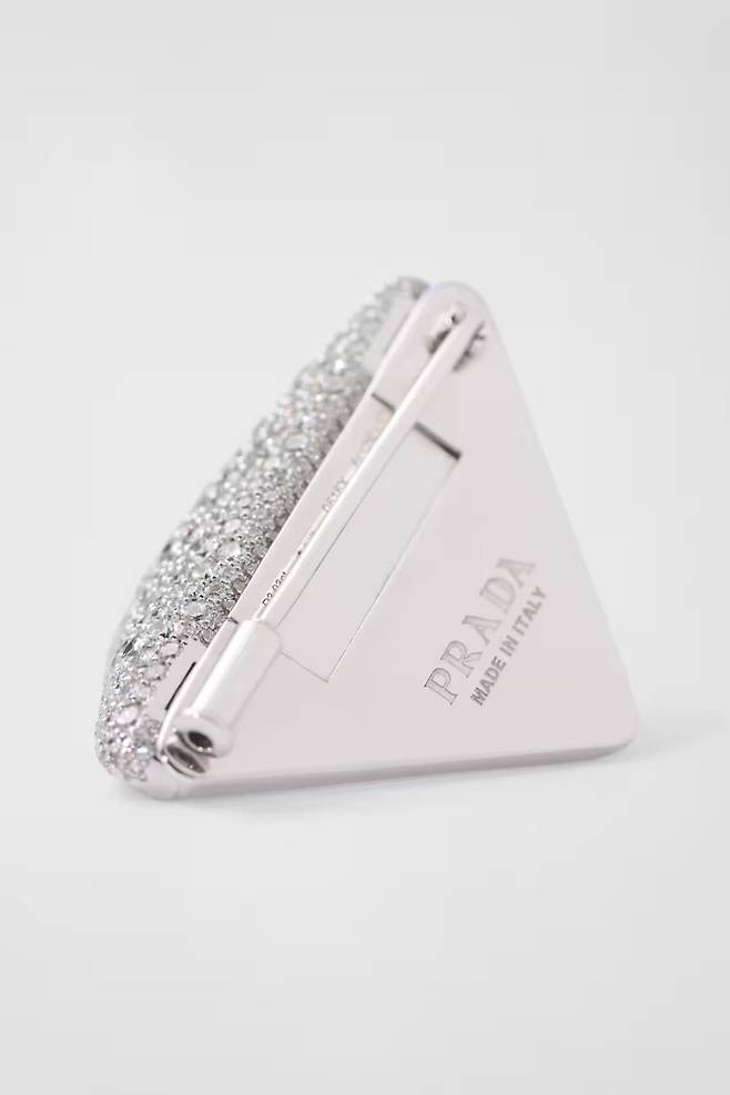 이탈리아 명품 브랜드 프라다는 파베 다이아몬드가 수놓아진 ‘이터널 골드 브로치’를 선보인다. 프라다 제공