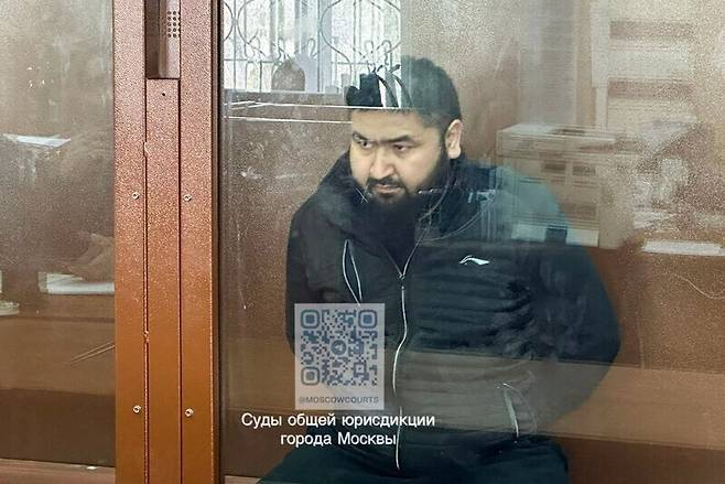 지난 22일(현지시각) 러시아에서 발생한 ‘모스크바 테러’의 용의자 가운데 한 명이 모스크바 바스마니 지방법원에서 심리를 받기 위해 대기하고 있다. 모스크바/타스 연합뉴스