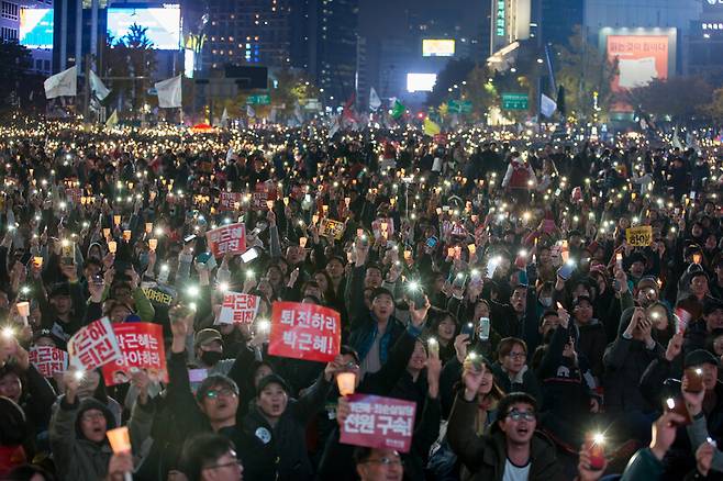 2016년 11월12일 서울 광화문광장에서 시민들이 “박근혜 대통령 퇴진”을 외치며 시위하고 있다. 박승화 선임기자 eyeshoot@hani.co.kr