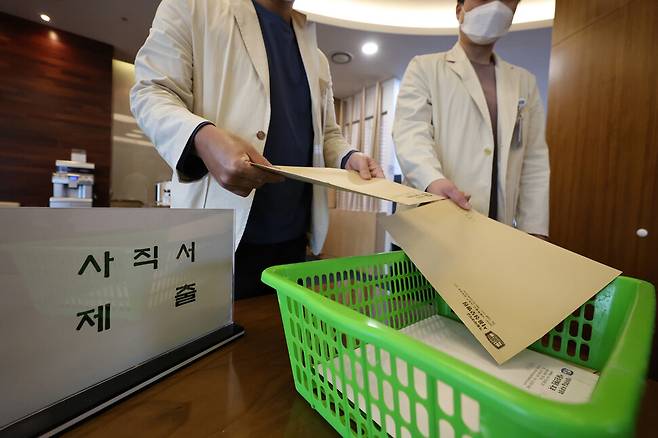 의료대란이 장기화되고 있는 가운데 지난 28일 서울의 한 대학병원에서 의대 교수들이 사직서를 제출하고 있다. 연합뉴스