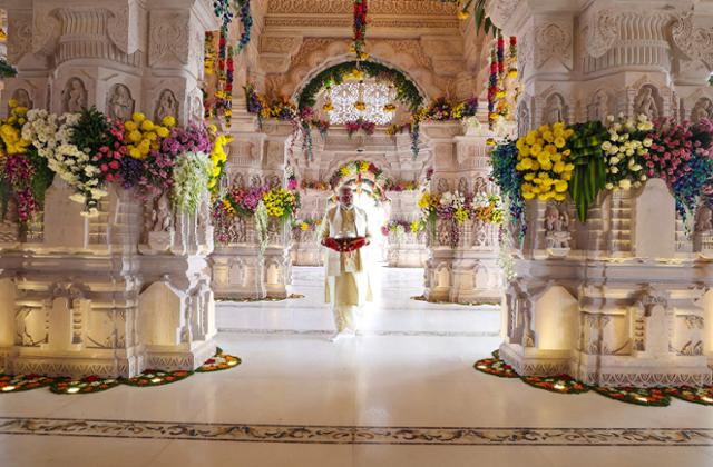 나렌드라 모디 인도 총리가 1월 아요디아에 있는 새 힌두교 사원에 봉헌하고 있다. AFP 연합뉴스