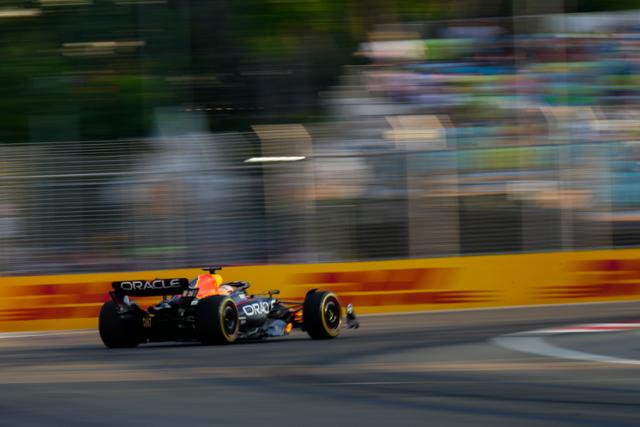 지난해 9월 싱가포르 마리나베이 스트리트 서킷에서 열린 F1 그랑프리 경기에서 네덜란드 선수가 탄 차량이 질주하고 있다. 싱가포르=AP 연합뉴스 자료사진