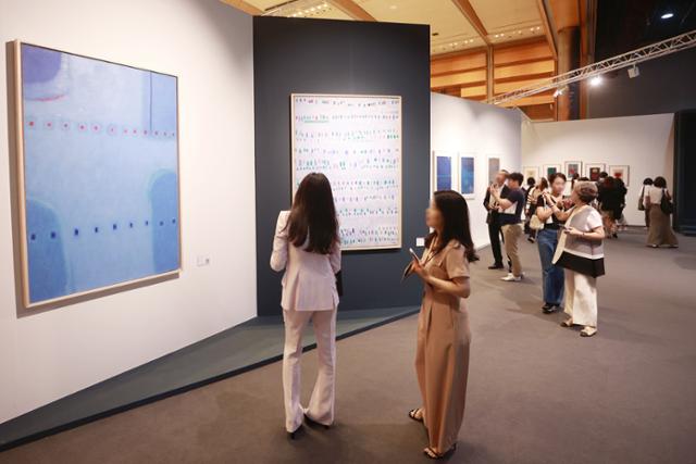 지난해 열린 프리즈 서울(Frieze Seoul 2023)을 찾은 관람객들이 김환기 작품을 살펴보고 있다. 연합뉴스