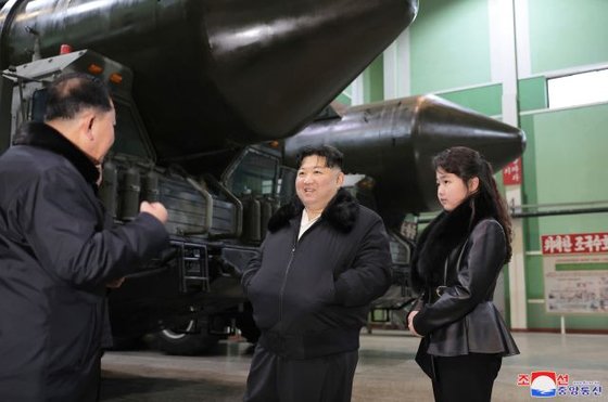 김정은 북한 국무위원장이 지난 1월 대륙간탄도미사일(ICBM) 발사대 생산 공장을 둘러보며 전략미사일 전력을 과시했다. 조선중앙통신은 김정은이 '중요군용대차생산공장'을 현지 지도했다고 5일 보도했다. 연합뉴스