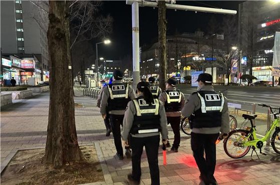 대전경찰청 기동순찰대가 시내 거리 순찰 활동을 벌이고 있다. 연합뉴스
