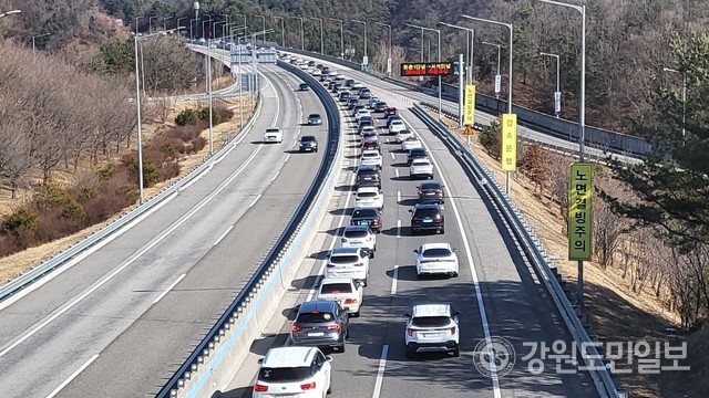 연휴 첫날인 3월1일 서울양양고속도로가 나들이객 차량들로 정체를 빚고 있다.