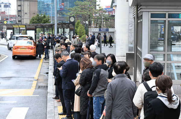서울 시내버스 총파업이 시작된 28일 용산역  인근 택시 정류장에 택시를 타려는 승객들이 줄을 서고 있다. 이병주 기자