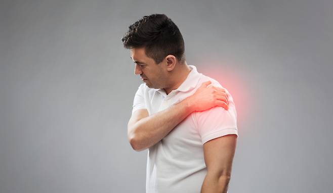 어깨 통증으로 병원을 찾는 환자가 증가 추세에 있는 가운데 회전근개에 콜라겐 주사를 통해 효과를 볼 수 있다로 힘찬병원은 밝혔다. 사진은 기사와 직접적인 관련 없음. /사진=이미지투데이