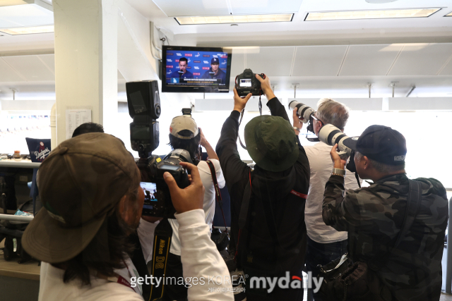 컨퍼런스 룸에서 LA 다저스 오타니 쇼헤이 기자회견을 찍는 사진 기자들의 모습./게티이미지코리아