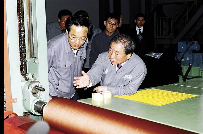 조석래(앞줄 오른쪽) 효성 명예회장이 2004년 중국 타이어코드 공장을 방문해 시설을 둘러보고 있다. [효성 제공]