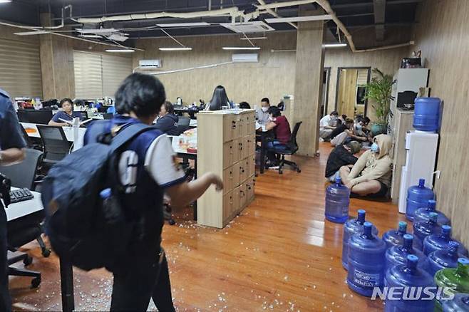 [라스피나스(필리핀)=AP/뉴시스]지난해 6월27일 필리핀 라스피나스에서 필리핀 경찰이 사이버 범죄단의 사무실을 급습. 조사를 벌이고 있다. 인터폴은 28일(현지시각) 동남아 각국의 범죄 조직이 1년에 올리는 범죄 수익이 프랑스 경제규모에 육박하는 4045조원이라고 밝혔다. 2024.3.29.