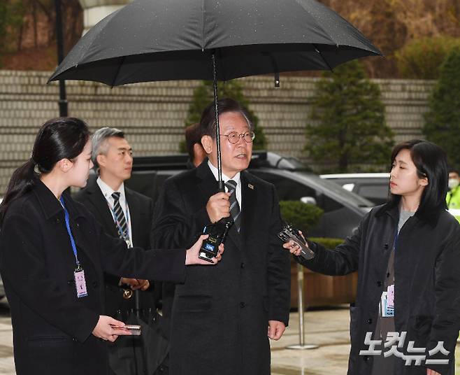 더불어민주당 이재명 대표가 29일 오전 서울 서초구 서울중앙지법에서 열린 '대장동 배임·성남FC 뇌물' 관련 1심 속행 공판에 출석하는 모습. 황진환 기자