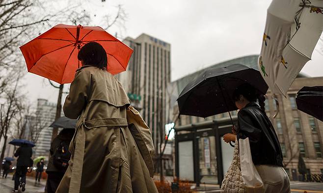 전국 대부분의 지역에 황사와 미세먼지의 영향으로 대기질이 나쁜 가운데 29일 서울 중구 시청역 인근에서 우산을 쓴 시민들이 이동하고 있다. 뉴시스