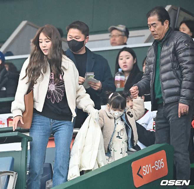 경기장을 찾은 류현진의 아내 배지현씨(왼쪽부터)와 딸, 아버지.
