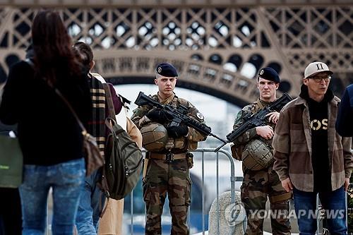 파리 에펠탑 부근 순찰 강화한 프랑스 군인들 [로이터 연합뉴스 자료사진]