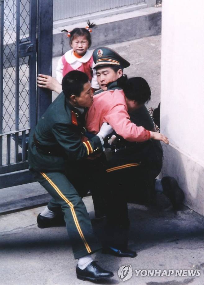 2002년 5월 중국 선양 주재 일본 총영사관 진입 시도 중인 탈북자 [연합뉴스 사진]