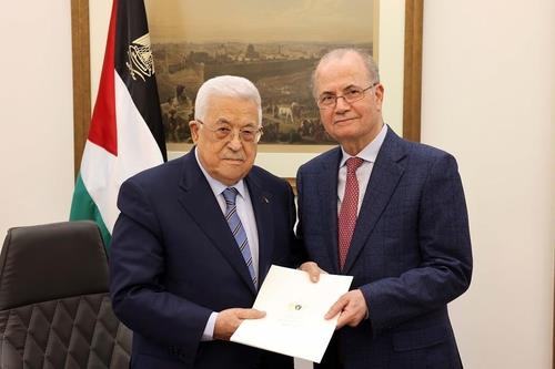 아바스 팔레스타인 자치정부 수반(왼쪽)과 무스타파 총리 [WAFA 제공. 재판매 및 DB 금지]