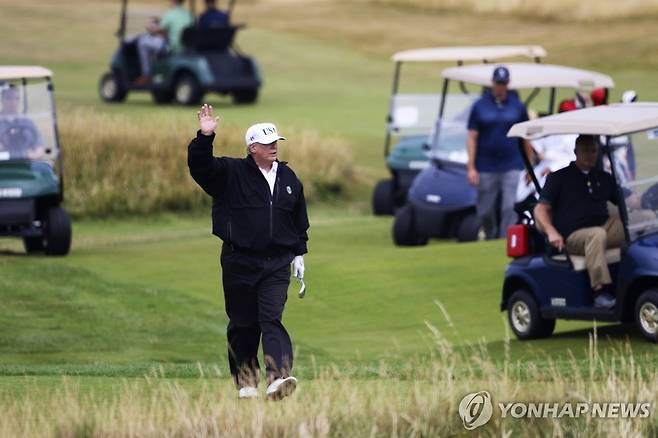 트럼프 전 대통령이 재임 중이던 2018년 7월 스코틀랜드 턴베리 골프장을 방문하고 있다. [AP=연합뉴스 자료사진]