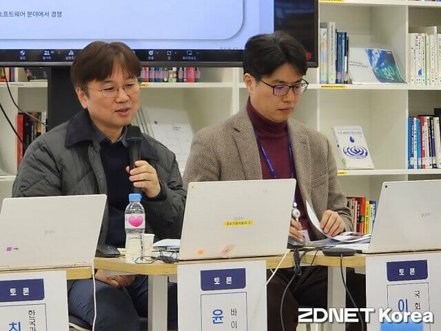 윤준태 바이브 AI연구소장(왼쪽)과 이승환 연구원이 발표를 하고 있다.