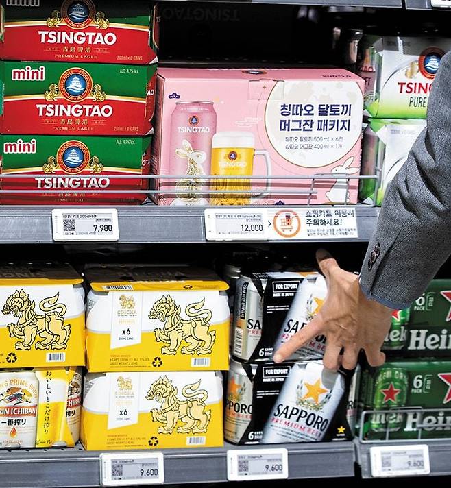올초 서울의 한 대형마트에서 한 고객이 ‘소변 맥주’ 논란을 빚은 중국 칭따오 맥주(칭다오 맥주의 국내 제품명) 대신 일본 맥주를 집어 들고 있다. '소변 맥주' 사태로 국내 수입 맥주 점유율에서 일본이 5년만에 1위로 올라섰고, 중국은 3위로 추락했다. /뉴스1
