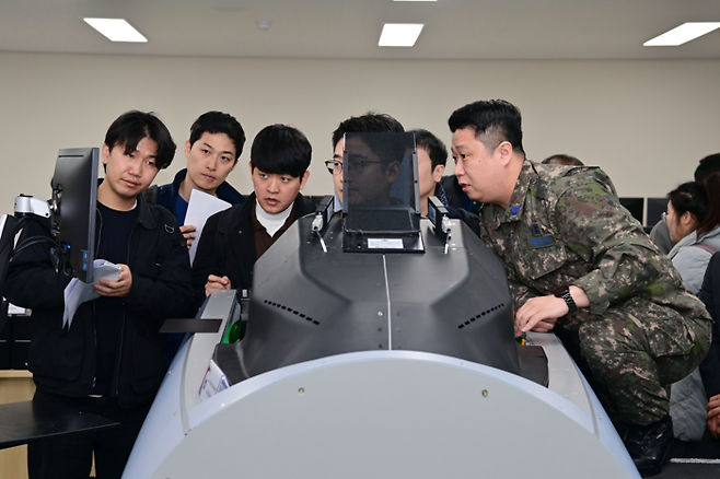 충남 서산 공군 제20전투비행단(20전비) 정비훈련센터에서 전투기 조종실을 그대로 본딴 가상정비 훈련체계(VMT)를 활용해 정비 훈련이 진행되고 있다. 대한민국 공군
