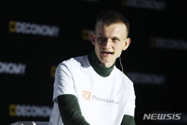 【서울=뉴시스】박미소 수습기자 = 4일 오전 서울 중구 장충체육관에서 열린 '제2회 분산경제포럼 2019'에서 '암호화폐 본질적 가치의 지속가능성'을 주제로 비탈릭 부테린이 누리엘 루비니 교수와의 토론에서 발언하고 있다. 루비니 교수는 2008년 미국의 경제위기를 예측한 인물이며 암호화폐 개념과 기술 등에 대해 비판적이다. 부테린은 19세 때 이더리움 생태계를 구상한 개발자다. 2019.04.04. misocamera@newsis.com