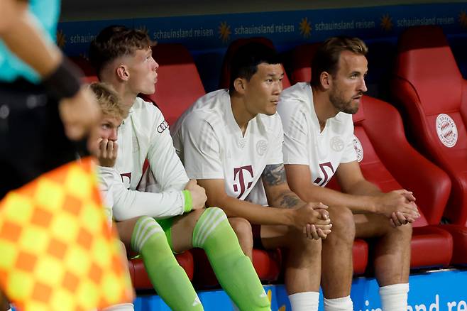 2023년 8월12일 바이에른 뮌헨의 김민재(가운데)가 벤치에서 경기를 지켜보고 있다. ⓒDPA 연합