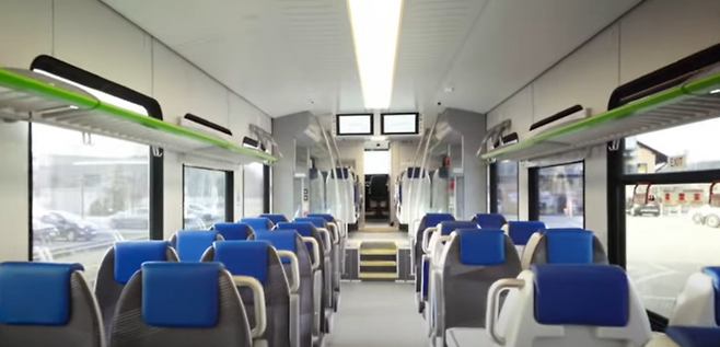 수소 연료 열차의 내부 모습. 2량에 총 108명이 앉을 수 있다. 슈타들러 제공