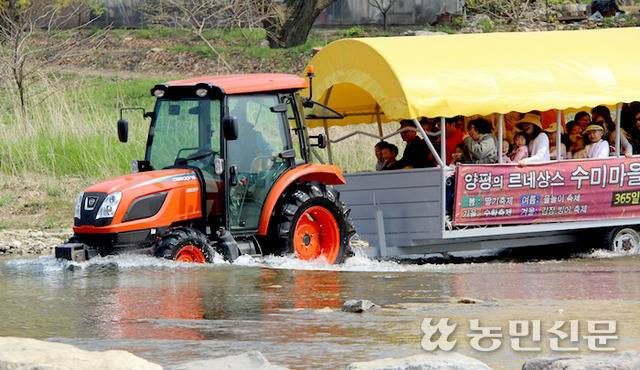 방문객에게 인기 만점인 트랙터가 끄는 마차. 여름과 겨울에 트랙터 마차를 타고 마을 근처를 탐방할 수 있다. 양평=이종수 기자, 수미마을