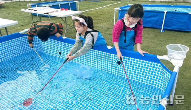 마을의 돔 안에 있는 수조에서 어린이들이 물고기를 잡고 있다. 양평=이종수 기자, 수미마을