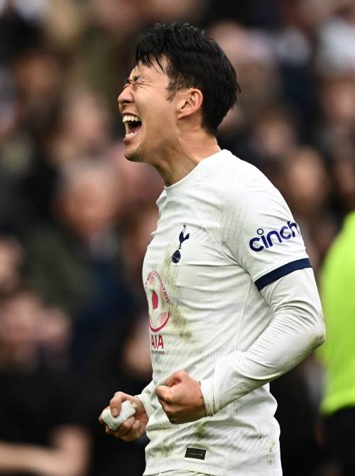 31일 루턴 타운 전에서 골대 불운을 털어낸 손흥민이 포효하고 있다. 로이터 연합뉴스