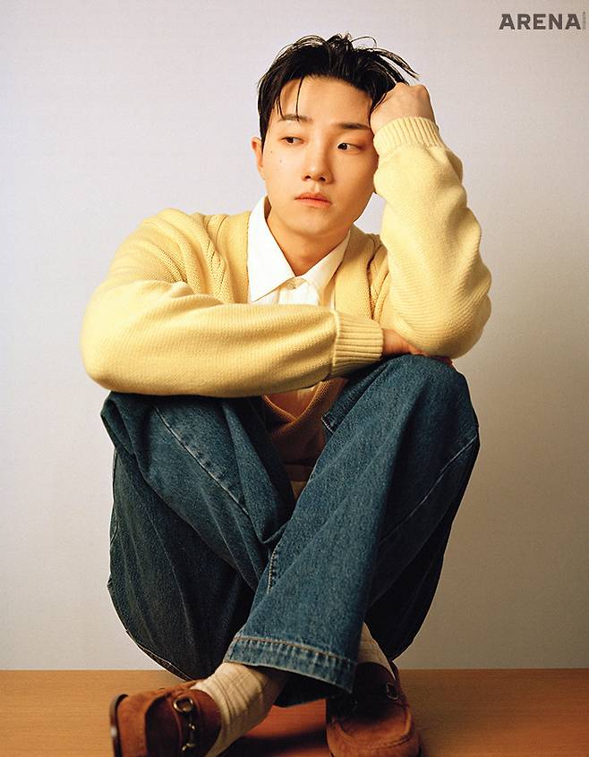 카디건 보디, 셔츠 세퍼, 팬츠 엠에프펜 by 슬로우스테디클럽, 슈즈 까르미나 by 유니페어, 양말 스타일리스트 소장품.